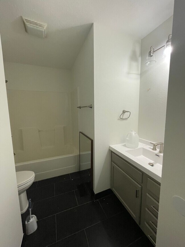 Building Photo - 1009-1011