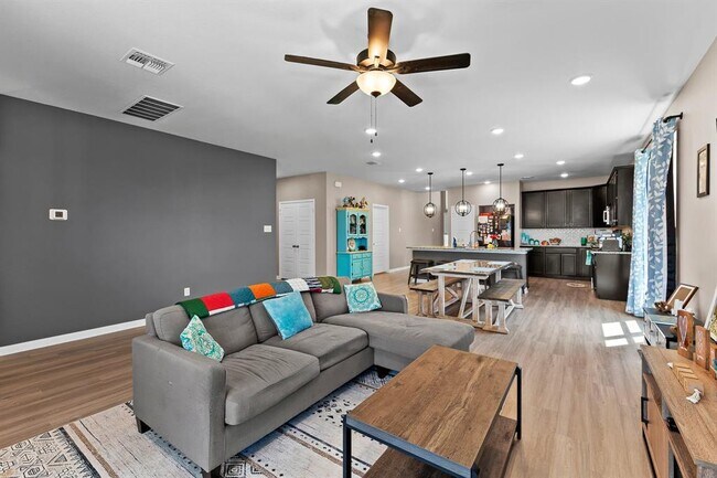 Building Photo - 121 Lazy Lizzy Rd