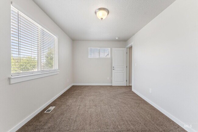 Building Photo - Single Family Home For Rent