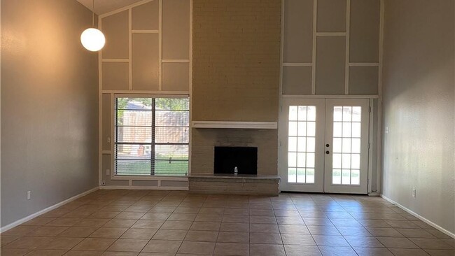Building Photo - 1622 Memorial Pkwy