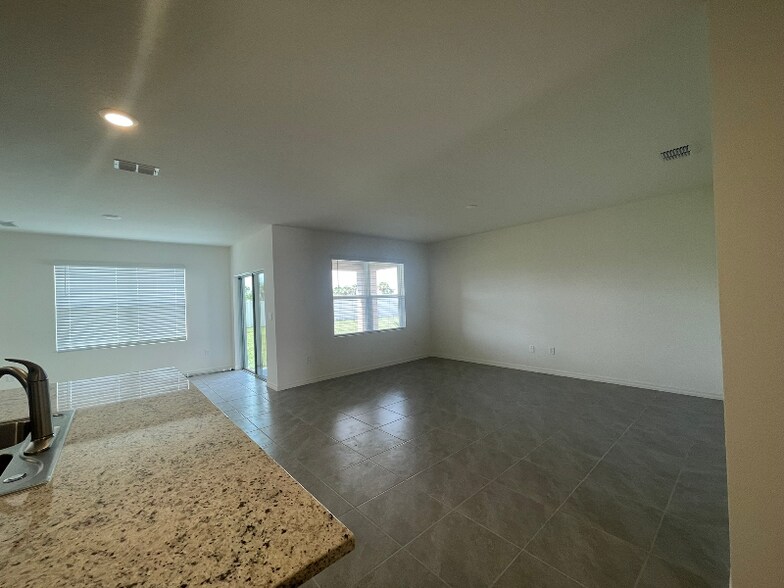 Building Photo - 1352 McFarland Dr