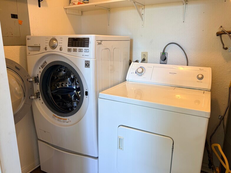 Building Photo - 653 Oak Run Trl