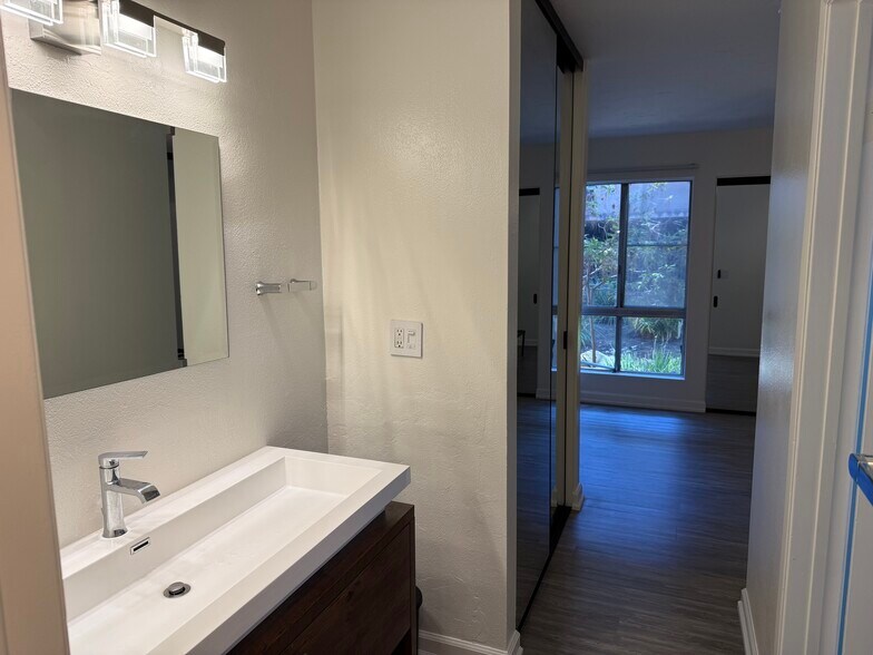 Building Photo - 1615 Hotel Cir S