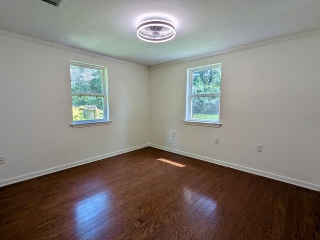 Building Photo - YOUR COUNTRY RETREAT IN THE CITY!