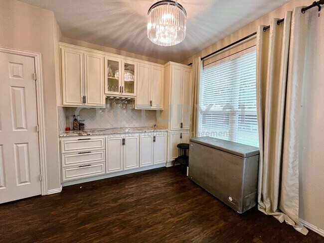 Building Photo - Fantastic 2-Story 5/3/2 in Fort Worth For ...