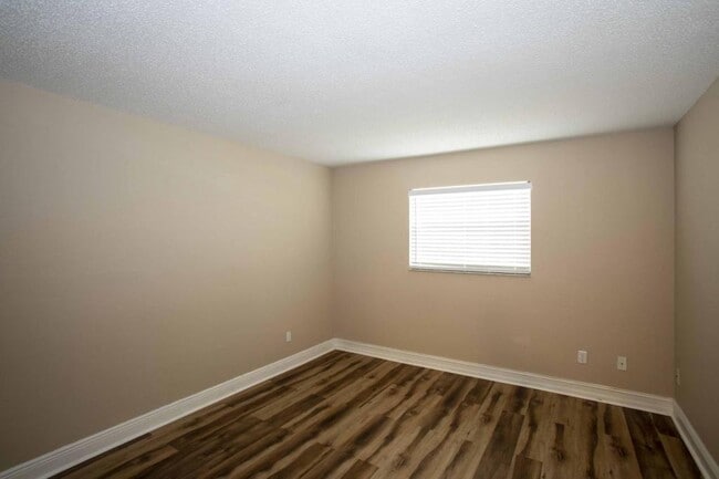 Building Photo - 200 Country Club Dr