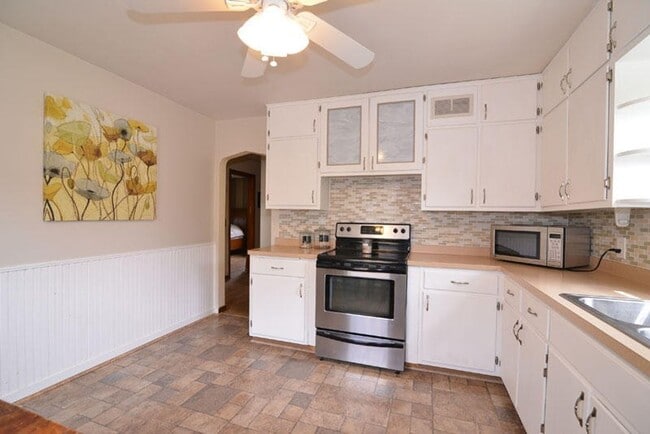 Building Photo - Cozy  3 Bedroom Single Family Home