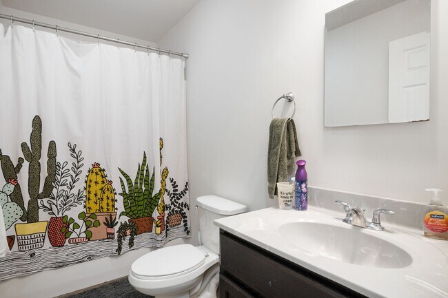 Building Photo - 1313 Giles Rd