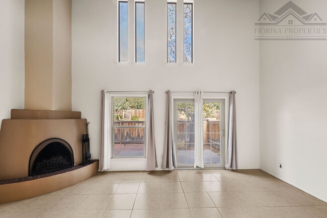 Building Photo - Southwest Charm In Park Plazas