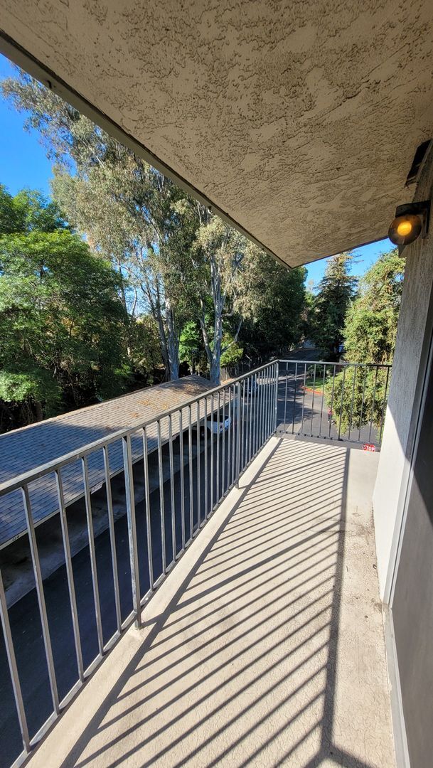 Building Photo - Remodeled Upstairs 2 Bed 2 Bath Condo with...