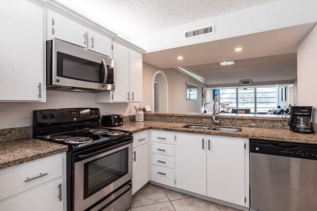 Building Photo - 3540 Whitehall Dr