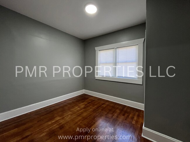 Building Photo - 2 Bedrooms / 1 Bathroom House