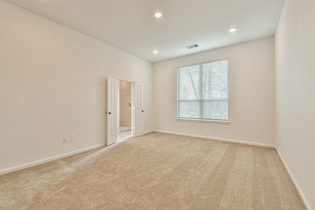 Building Photo - 678 Royal Arch Dr