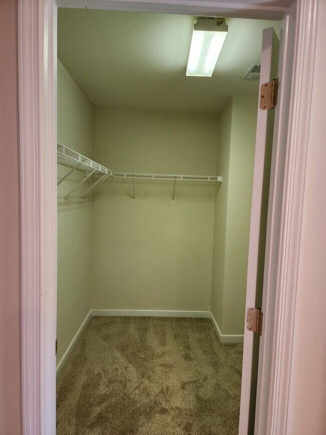 Building Photo - Beautiful 5 Bedroom Home in Watermill Subdivision!