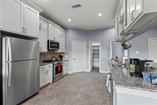 Building Photo - 2209 Silverbonnet St