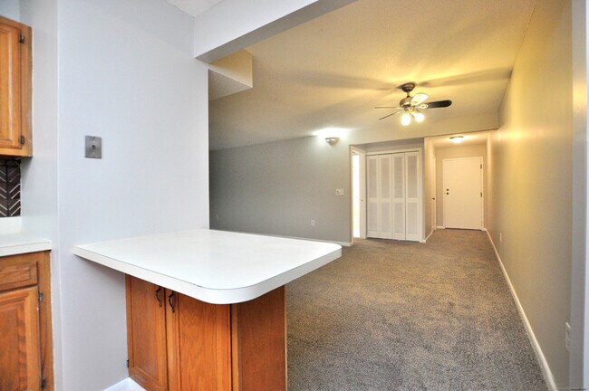 Building Photo - 710 Twin Circle Dr