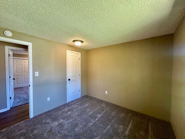 Building Photo - Pet-Friendly 4 Bedroom Home with Fenced Yard & Air Conditioning