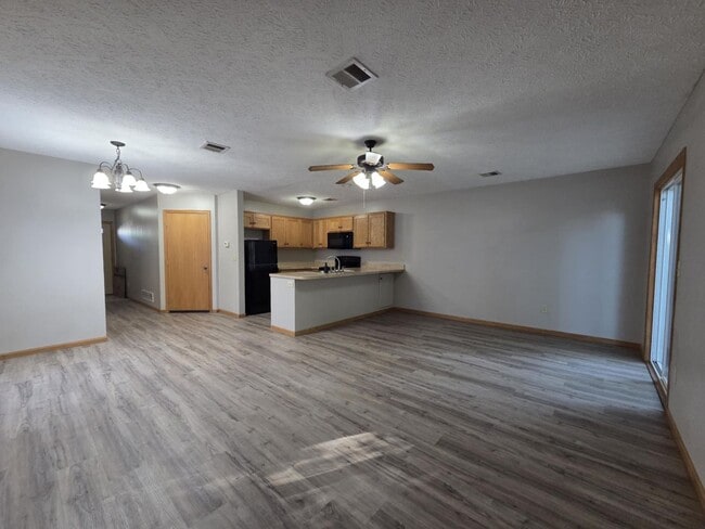 Building Photo - Spacious Town House for Rent