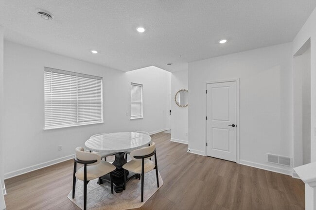 Building Photo - 985 Annagaire Curv