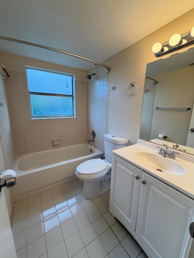 Building Photo - 9980 Twin Lakes Dr