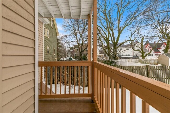 Building Photo - 335 Salem St