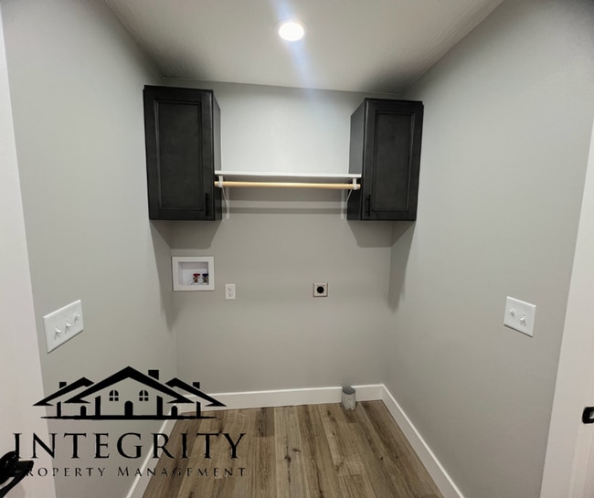 Building Photo - Newly Built Modern Style Single Family Home!