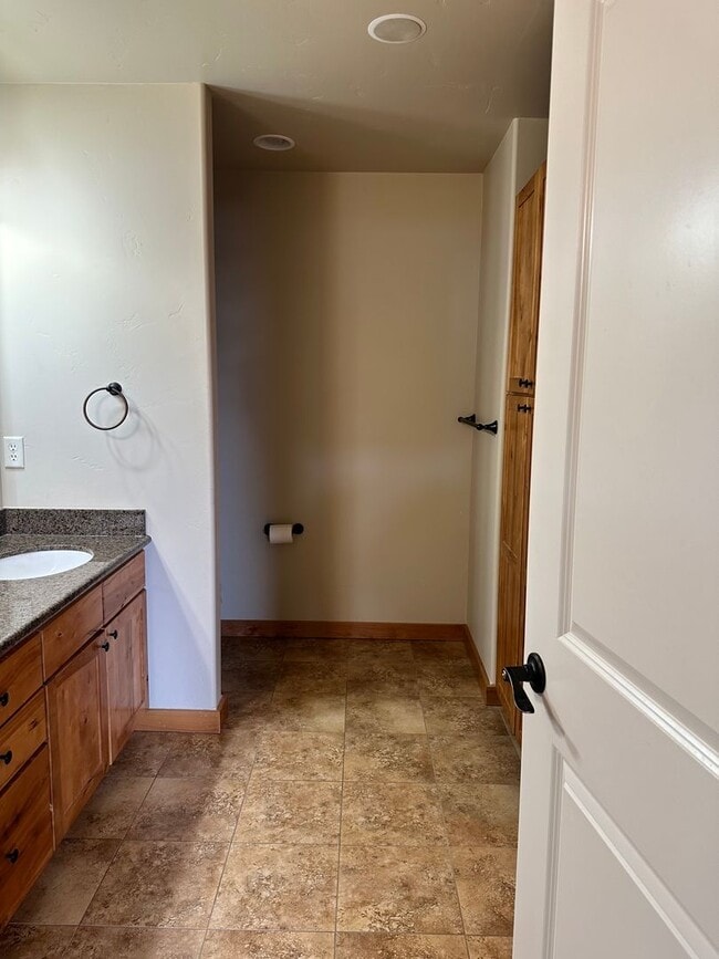 Building Photo - Large Beautiful Condo with Many Upgrades!!
