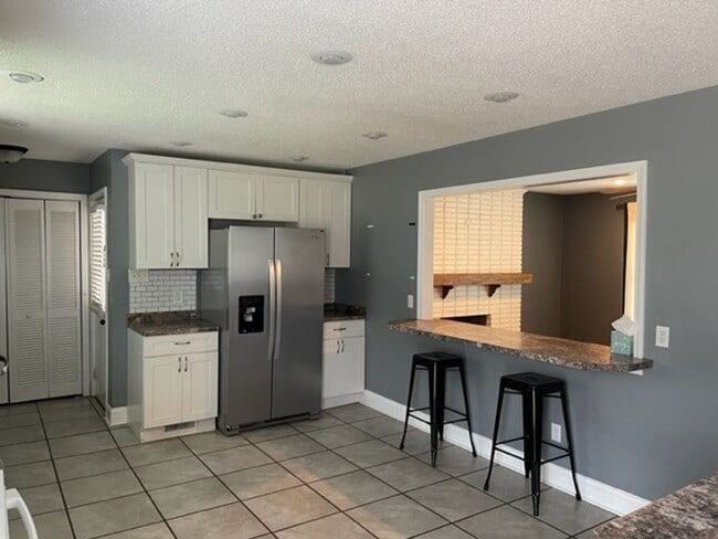 Building Photo - Quiet living on the outskirts of the City!