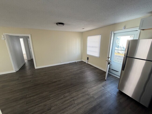 Building Photo - 3 Bedroom House - Large Storage Building a...