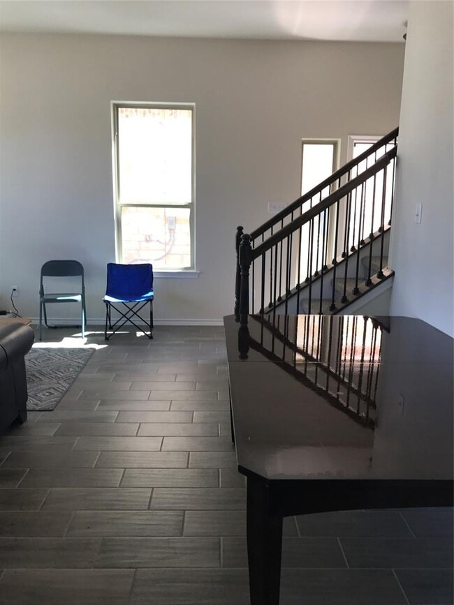 Building Photo - 2105 Town Centre Dr