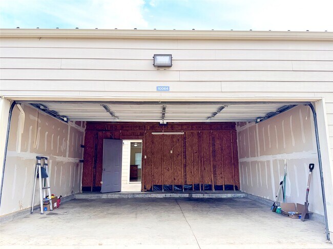 Building Photo - 10064 Emnora Ln