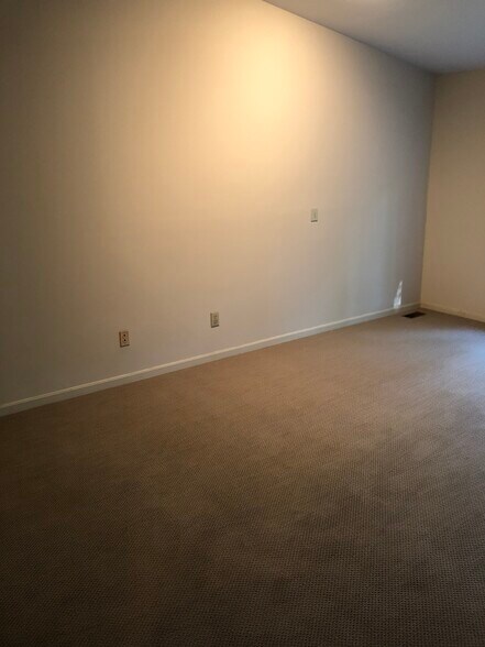 Master bedroom - 11117 Jardin Pl