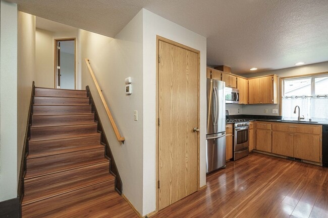 Building Photo - 3 Bedroom 2.5 Bath with workshop and fence...