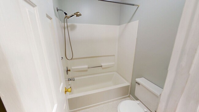 Building Photo - Charming 3 bedroom / 2 bathroom home with large fenced backyard near shopping & Fort Bragg!