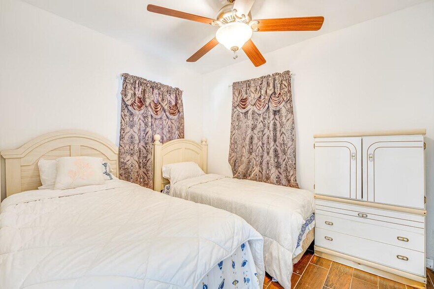 Building Photo - 281 W 18th St