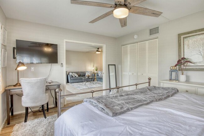 Building Photo - 5640 Golf Pointe Dr