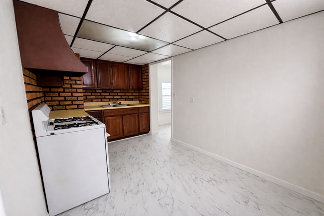 Building Photo - Updated 3BR Home with Garage and Fenced Yard