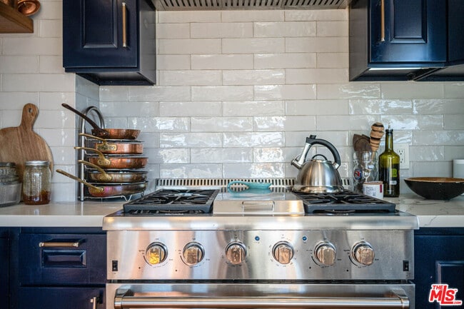 Building Photo - 6101 S Mansfield Ave