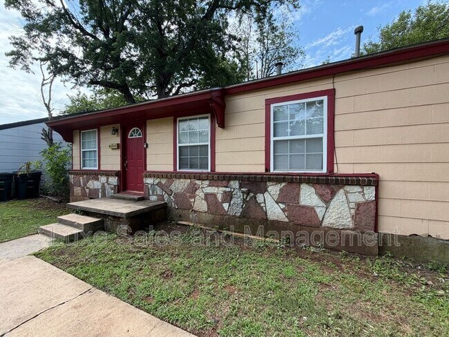 Building Photo - 4220 SE 25th St