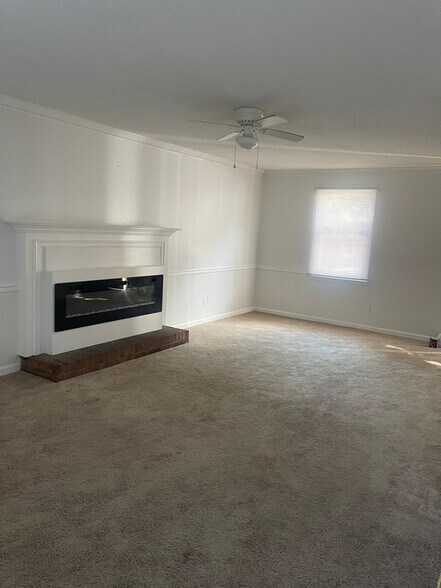 Building Photo - 11 Crescent Ln