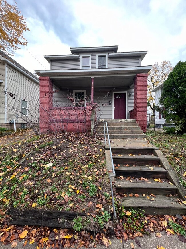 Building Photo - Adorable Three Bedroom Home!