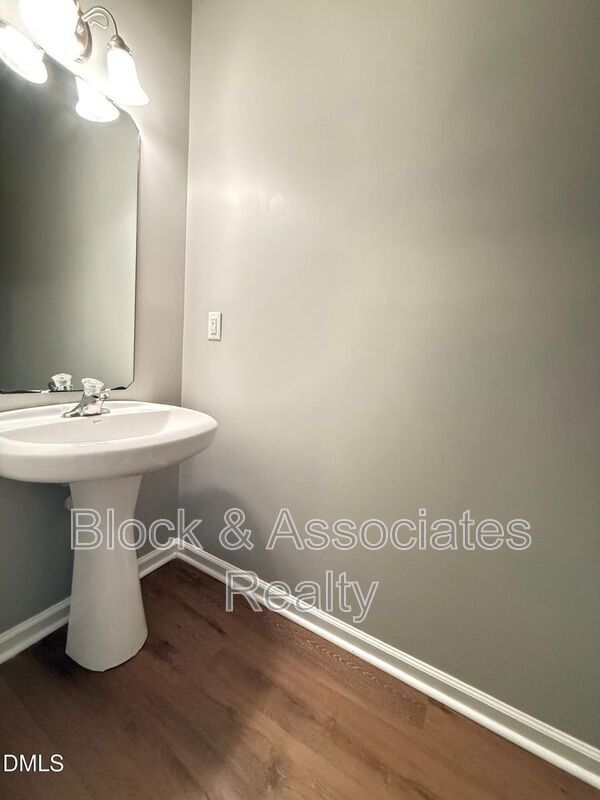 Building Photo - 420 Cline Falls Dr