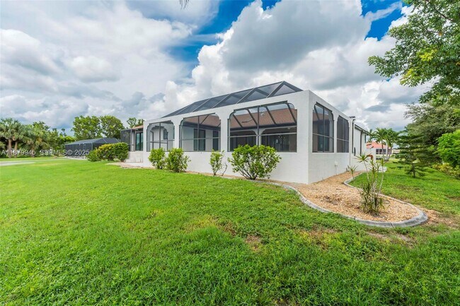 Building Photo - 105 Sinclair St SE