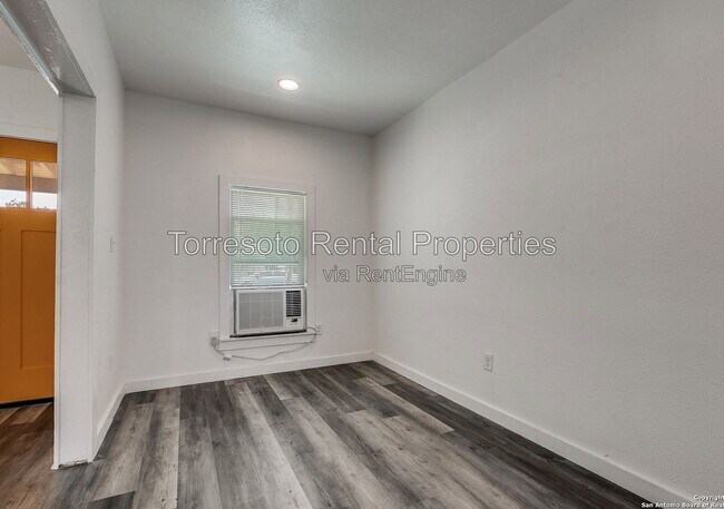 Building Photo - 611 Rochambeau St