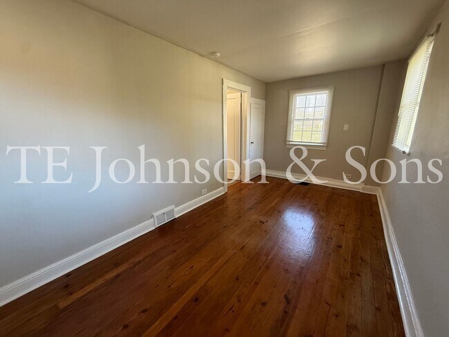 Building Photo - Charming 2BR Home Near Silas Creek Pkwy with Hardwood Floors & Carport