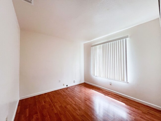 Building Photo - 4 Bedroom, 2 Bath Single Story Corner Lot Home in Rancho Cordova