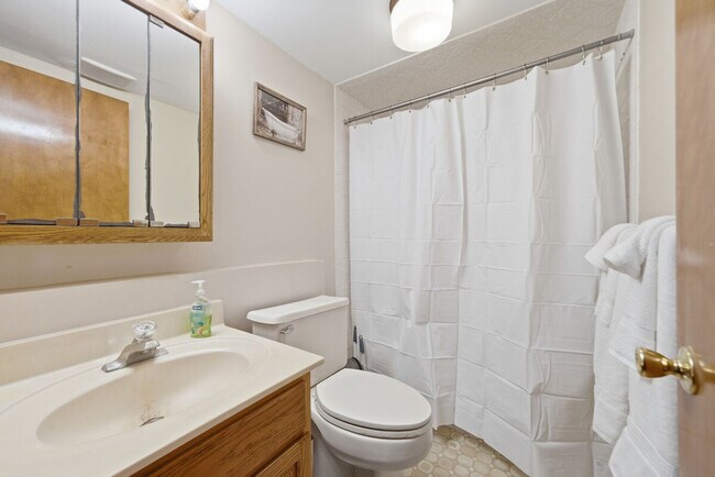 Building Photo - 1212 Johnston Dr