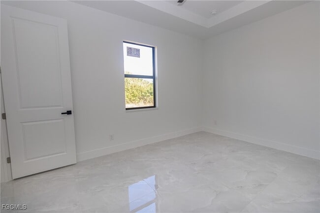 Building Photo - 843 Duplex St E