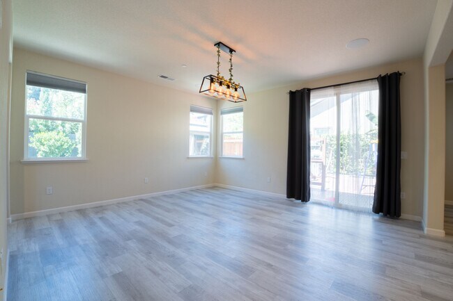 Building Photo - 3625 Blue Bird Dr