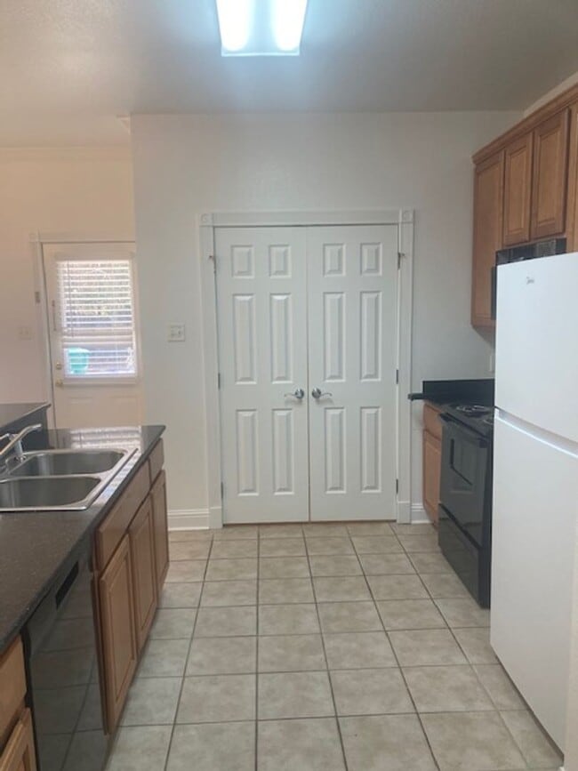 Building Photo - Gulfport 2 Bedroom